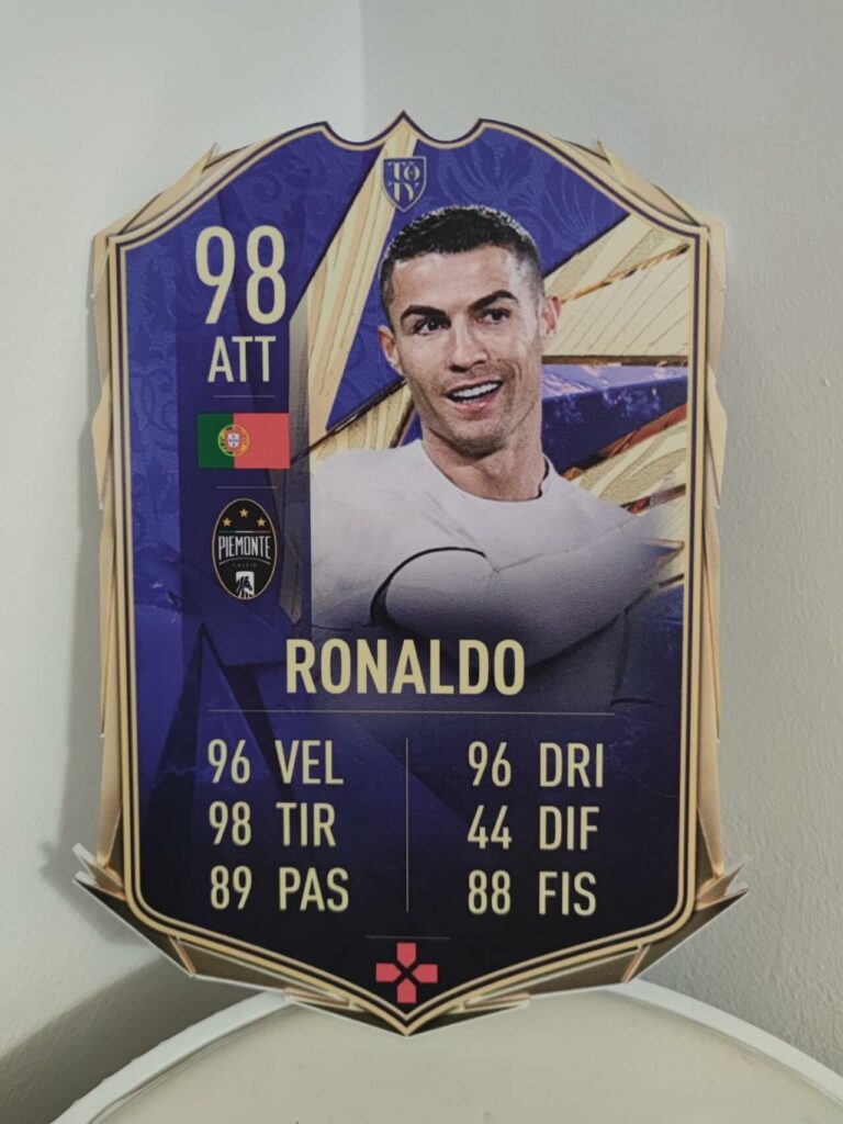 FIFA 21 Ultimate Team Cristiano Ronaldo TOTY card gigante CardsPlus.it
