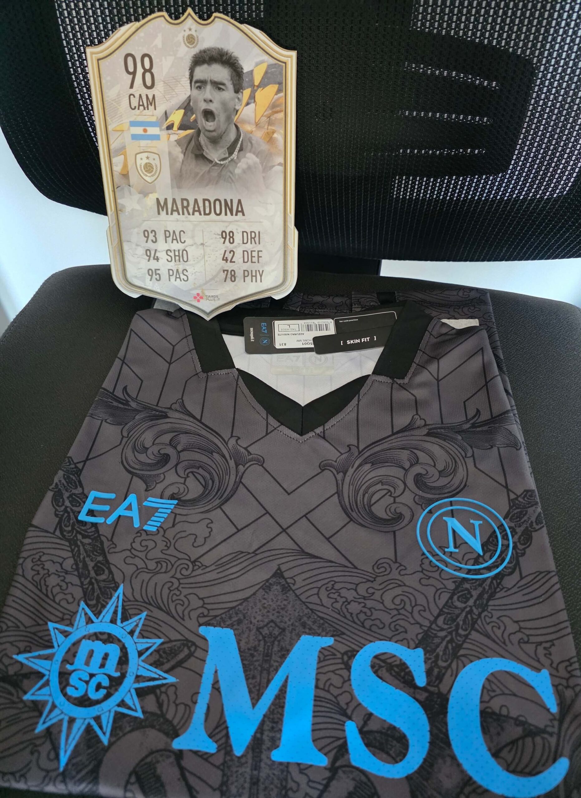 Maglia SSC Napoli edizione limitata e carta FUT Icona Maradona